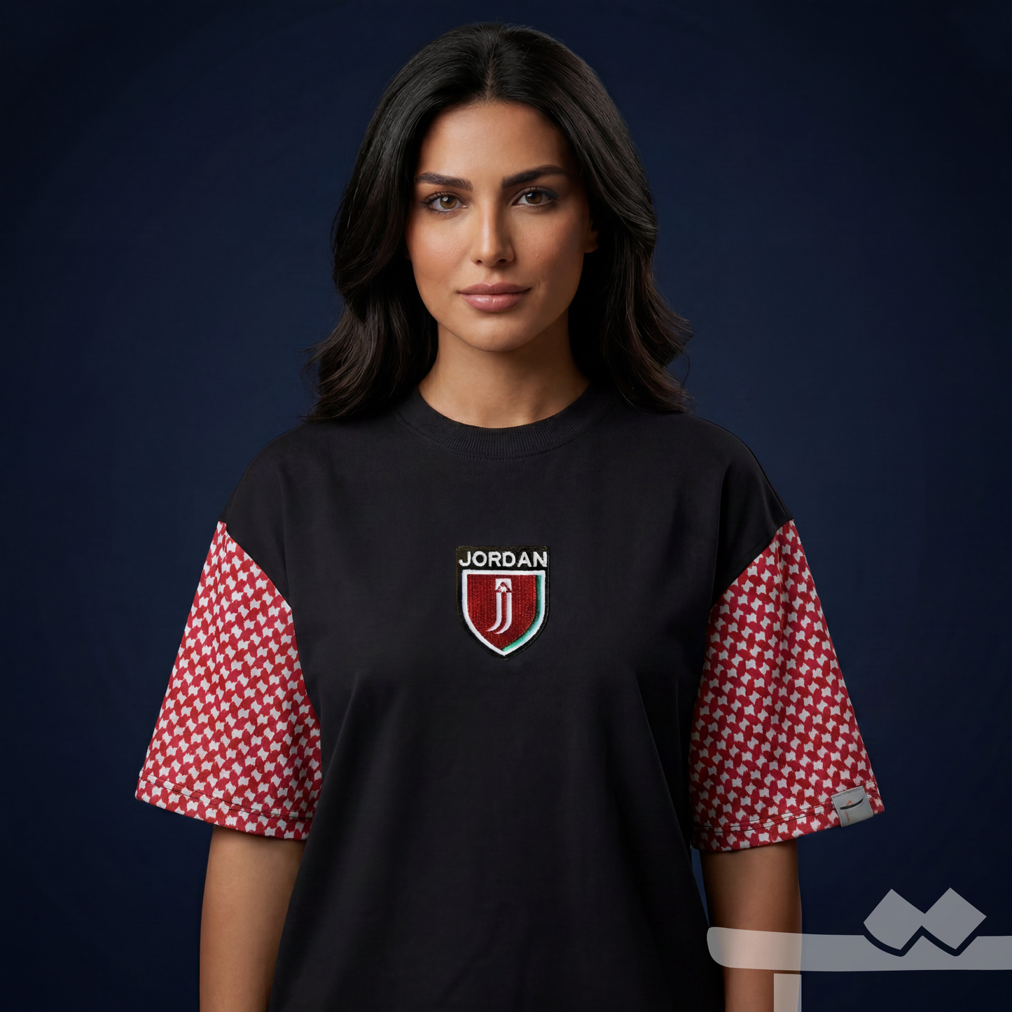 تي شيرت شعار المنتخب مع أكمام شماغ